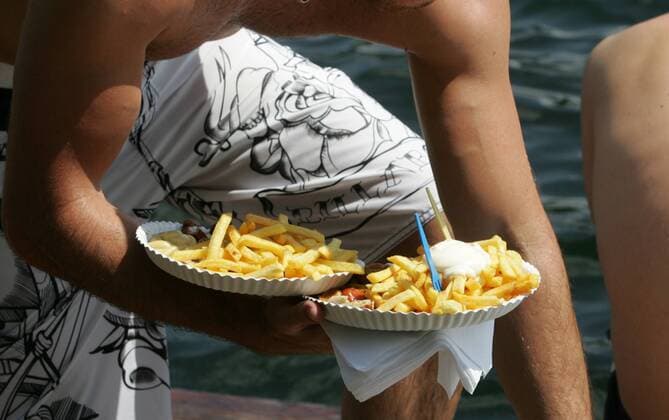 Bleibtreusee im Sommer Köln, 11.07.2010 - Pommes mit Majo und Ketchup.