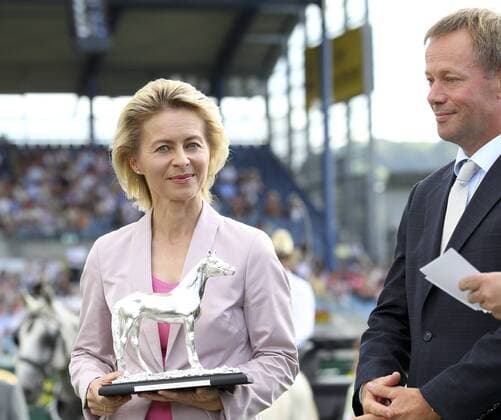 Aachen Soers 13.07.2010 CHIO hier Verleihung Silbernes Pferd an Bundesministerin Ursula von der Leyen durch Hinrich Romeike, den Doppelgoldmedaillengewinner der Vielseitigkeit bei den Olympischen Spielen 2008 (beide GER) Foto