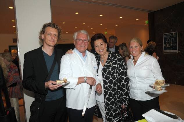 2010 - V.l.n.r.: Thomas Oberender, Erich Winkler, Schatz Konditorei, Suzanne Harf, Schatz-Mitarbeiterin; Festakt im Karl Böhm-Saal, Ausstellungseröffnung, Das Große Welttheater - 90 Jahre Salzburger Festspiele.