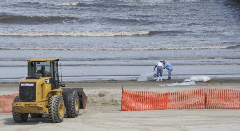 (100718) -- GRAND ISLE, July 18, 2010 (Xinhua) -- Staff members clean the shore polluted by oil in Grand Isle, Louisiana State, the United States, July 17, 2010. British oil giant BP said on Thursday that oil has stopped leaking from the blown-out well in the Gulf of Mexico as a result of the new cap the company placed over the leak. (Xinhua Qi Heng) (gj) (2)US-GRAND ISLE-OIL-POLLUTION 