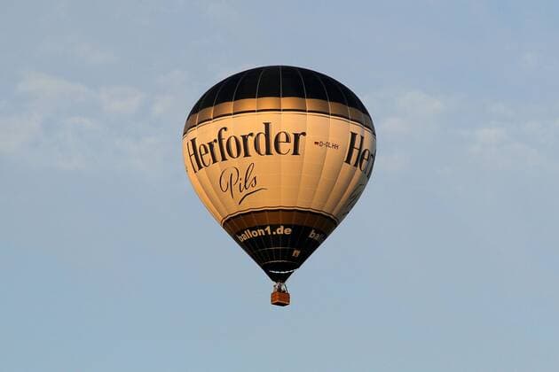 Heißluftballon mit Fa. Aufschrift Herforder Pils - hier am 18. 07. 2010 über Hannover.