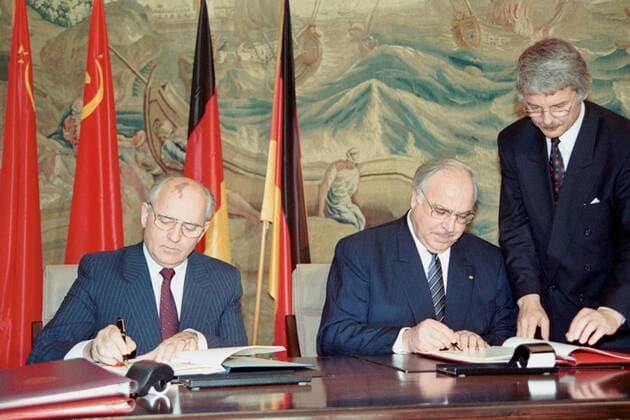 Bonn. The 9th of November. President of the Soviet Union Mikhail Gorbachev (L) and Chancellor of Germany Helmut Kohl signed the agreement on neighborliness, partnership and cooperation between the Soviet Union and the FRG in Schaumburg Castle.  10260