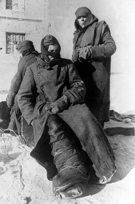 IMAGO History, Zweiter Weltkrieg: 1939 - 1945 STALINGRAD. German soldiers freezing in Stalingrad.  227135