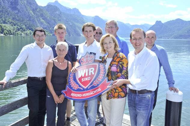 Besuch der österreichischen Innenministerin Maria Fekter in Gmunden zu einem Treffen der jungen ÖVP - Innenministerin Maria Fekter (vorn 2.v.re.) mit Stab (vorn v.r.n.l.) Bernhard Baier, Sebastian Kurz sowie Susanne Munninger und einem Schild - Wir sind rekordverdächtig