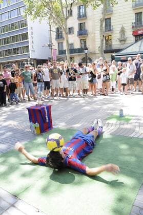 Freizeit Trend: Football Freestyle Barcelona Spanien 09.08.10 Ball Jongleur