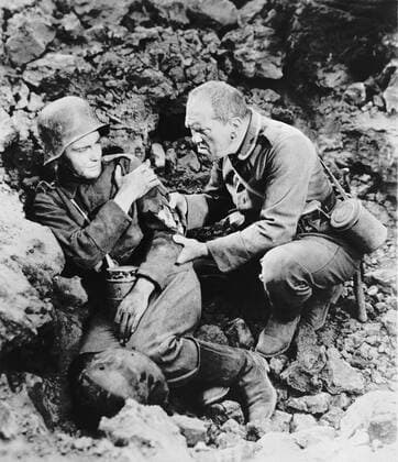 KPA40212.jpg IM WESTEN NICHTS NEUES (All quiet on the western front) USA 1930 Lewis Milestone Der junge patriotische Paul Baumer (LEW AYRES) verliert immer mehr seine Illusionen über den heroischen Krieg. Katczinsky (LOUIS WOLHEIM), ein alter Kriegsveteran sorgt sich um ihn ... B196863 UnitedArchives40212