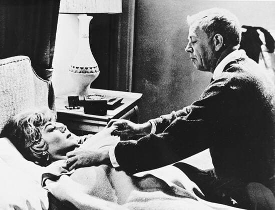 KPA41971.jpg DAS KABINETT DES DR. CALIGARI The Cabinet of Caligari USA 1962 Roger Kay Szene mit GLYNIS JOHNS als Jane Lindstrom und DAN O HERLIHY als Caligari Paul B194070 UnitedArchives41971