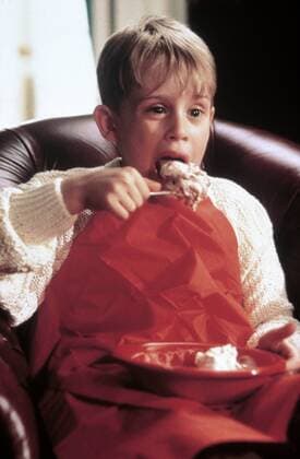 KPA42222.jpg KEVIN - ALLEIN ZU HAUS Home Alone USA 1990 Chris Columbus Kevin, allein zu Haus, genießt seine Freiheit mit einer großen Portion Eiskrem: MACAULAY CULKIN als Kevin BOX UnitedArchives42222