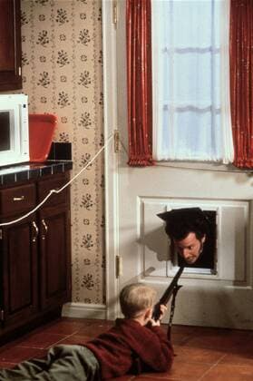 KPA42223.jpg KEVIN - ALLEIN ZU HAUS Home Alone USA 1990 Chris Columbus Keine Angst vor Einbrechern: Kevin (MACAULAY CULKIN) weiß sich zu wehren. Szene mit DANIEL STERN (Marv) BOX UnitedArchives42223