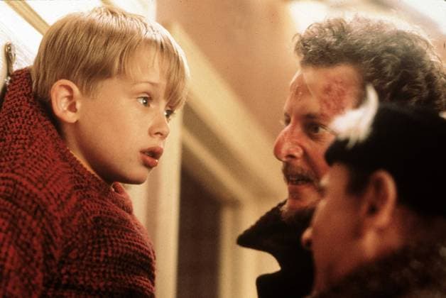 KPA42226.jpg KEVIN - ALLEIN ZU HAUS Home Alone USA 1990 Chris Columbus Kevin (MACAULAY CULKIN), jüngster Sproß der Familie McCallister, wird beim turbulenten Aufbruch in die Weihnachtsferien einfach zu Hause vergessen. Am Anfang genießt er die Zeit allein zu Hause, bis er die Bekanntschaft mit zwei tolpatschigen Einbrechern (DANIEL STERN, JOE PESCI) macht. BOX UnitedArchives42226