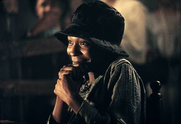 73. Berlinale, Steven Spielberg erhält den Goldenen Ehrenbären für sein Lebenswerk KPA43297.jpg DIE FARBE LILA The Color Purple USA 1985 Steven Spielberg Im amerikanischen Süden zwischen 1909 und 1949: Celine (WHOOPI GOLDBERG) wurde zur Ehe mit dem kleinen Farmpächter Albert gezwungen, der sie brutal misshandelt. Celie leidet sehr darunter von ihrer Schwester Nettie getrennt zu sein. Doch all die Briefe, die Nettie über die Jahre an Celine schreibt, werden von Albert abgefangen. Erst nach Jahren der Demütigungen schafft sie es, mit Hilfe der Geliebten Alberts, der Sängerin Shug, sich gegen ihren Mann zu wehren... UnitedArchives43297