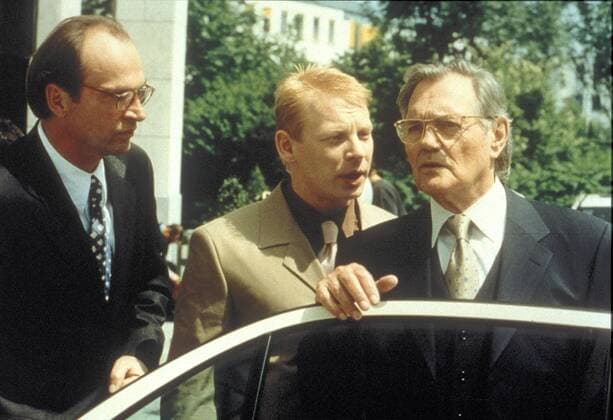 KPA45353.jpg SÜDSEE - EIGENE INSEL D 1998 Thomas Bahmann Szene mit HERBERT KNAUP (Albert Bursche), BEN BECKER (Dr. Kunert), HARALD LEIPNITZ (Dr. Tietze) C42714 UnitedArchives45353