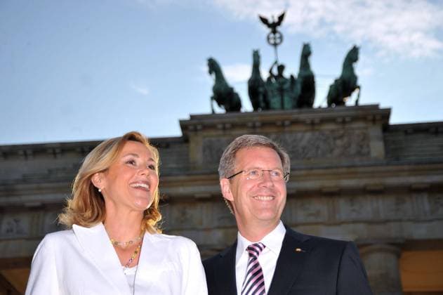 Christian Wulff, der Bundespräsident mit seiner Ehefrau Bettina bei der Ankunft zur Tafel der Demokratie am Brandenburger Tor am 20.08.2010. Zur Tafel der Demokratie hat der Bundespräsident 1500 Bürger eingeladen, die sich für Deutschland verdient gemacht haben. 