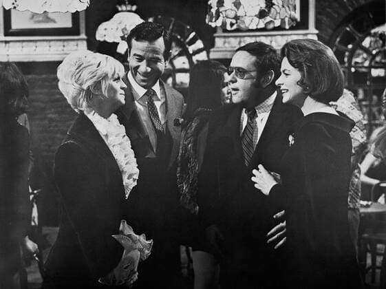 KPA46920.jpg DIE KAKTUSBLÜTE Cactus Flower USA 1969 Gene Saks (L-R) GOLDIE HAWN (Toni Simmons), WALTER MATTHAU (Julian Winston), JACK WESTON (Harvey Greenfield), INGRID BERGMAN (Stephanie Dickinson) B163897 UnitedArchives46920