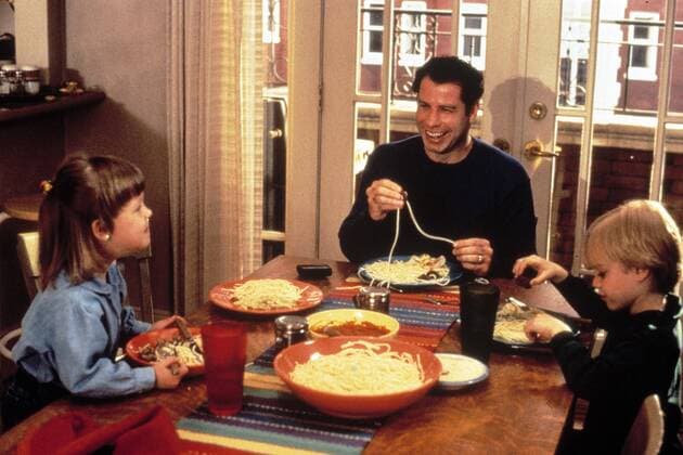 KPA56024.jpg KUCK MAL, WER DA JETZT SPRICHT Look who s talking now USA 1993 Tom Ropelewski Spaß beim Spaghetti-Essen: Julie (TABITHA LUPIEN), James (JOHN TRAVOLTA) und Mikey (DAVID GALLAGHER) 37804 UnitedArchives56024