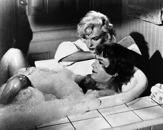 IMAGO ICONS: Marilyn Monroe KPA62955.jpg MANCHE MÖGEN S HEISS Some like it hot USA 1959 Billy Wilder Szene in der Badewanne: TONY CURTIS (Joe Josephine), MARILYN MONROE (Sugar) B206803 rights=ED UnitedArchives62955