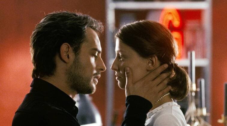 KPA68877.jpg VOM SUCHEN UND FINDEN DER LIEBE Deutschland 2004 Helmut Dietl Mimi (MORITZ BLEIBTREU) und seine große Liebe Venus (ALEXANDRA MARIA LARA) Film, Fernsehen, Kino, Komödie, Paar rights=ED UnitedArchives68877