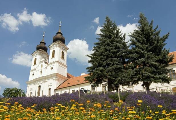  Barockkirche und das Kloster der Benediktiner-Abtei in Tihany, Balaton Region, Ungarn, Europa iblpsi01634110