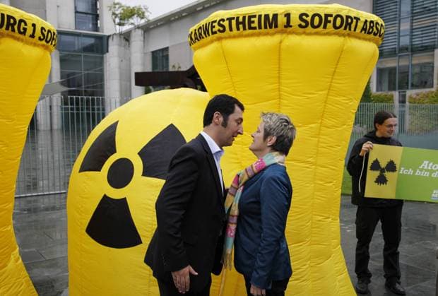 Berlin, Statement und Bildaktion mit Renate Künast und Cem Özdemir zur Energiepolitik der Bundesregierung vor dem Bundeskanzleramt, Foto: Cem Özdemir, Renate Künast