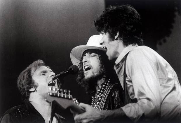 KPA86372.jpg The Band (THE LAST WALTZ) USA 1978 Martin Scorsese VAN MORRISON, BOB DYLAN and ROBBIE ROBERTSON sing I Shall Be Released , the finale of The Last Waltz , a filmed concert of The Band s last concert appearance. rights=RM UnitedArchives86372