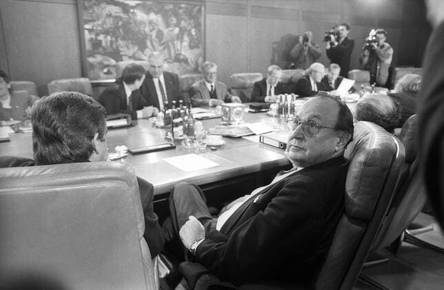 Außenminister Hans-Dietrich Genscher (re.) und Bildungsminister Jürgen W. Möllemann (beide Deutschland FDP) während Koalitionsverhandlungen in Bonn