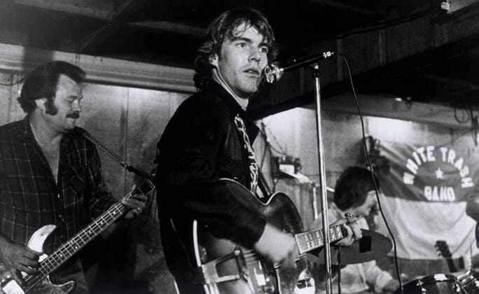 KPA91881.jpg THE NIGHT THE LIGHTS WENT OUT IN GEORGIA - Amanda lässt die Puppen tanzen - USA 1981 Ronald F. Maxwell DENNIS QUAID as Travis Child belts out a hard country rock song during a one-night stand. BOX rights=RM UnitedArchives91881