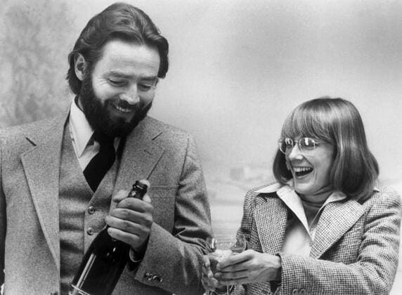 KPA92990.jpg INTERIORS USA 1978 Woody Allen Frederick (RICHARD JORDAN) and Joey (MARY BETH HURT) break open some bubbly for a family celebration. BOX rights=RM UnitedArchives92990