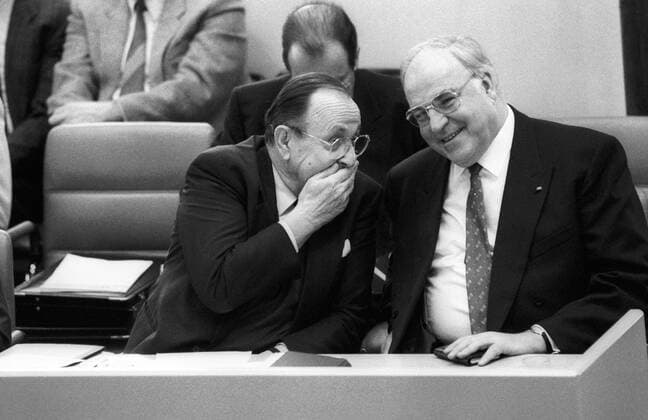 Außenminister Hans-Dietrich Genscher (li., Deutschland FDP) und Bundeskanzler Helmut Kohl (Deutschland CDU) während einer Bundestagssitzung in Bonn