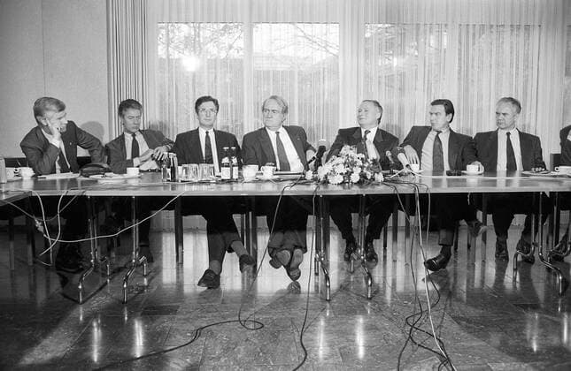V.l.n.r.: Henning Voscherau (Hamburg), Björn Engholm (Schleswig Holstein), Klaus Wedemeier (Bremen), Johannes Rau (Nordrhein Westfalen), Oskar Lafontaine (Saarland), Gerhard Schröder (Niedersachsen) und Manfred Stolpe (Brandenburg alle Deutschland SPD) während eines Treffens der SPD-Ministerpräsidenten in Bonn