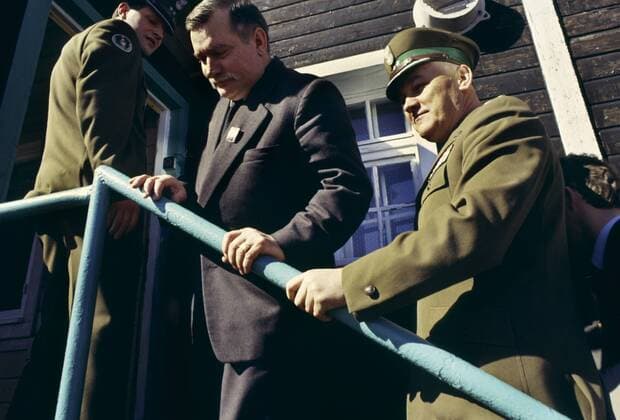 Photo: LECH WALESA, Czech-Polish Border, Meeting Havel and Walesa, 1980. UnitedArchives97433