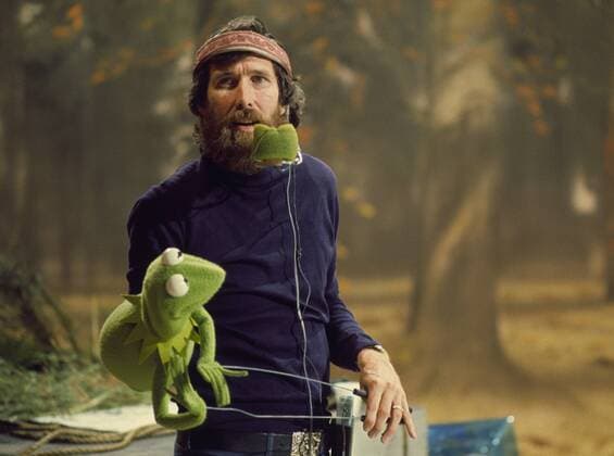 JIM HENSON (Geboren am 24. September 1936 in Greenville, Mississippi; Starb am 16. Mai 1990 in New York), amerikanischer Regisseur, Fernsehproduzent, Erfinder der Muppets Show. Photo: Jim Henson with Kermit, The Muppets Show (1976-1981) Jim Henson (1936-1990) was the most widely known puppeteer in American television history. He was the creator of The Muppets and the leading force behind their long creative run in the television series Sesame Street, Muppets Show and Muppets Movie. He was also an Oscar-nominated film director and the founder of the Jim Henson Company. UnitedArchives98485