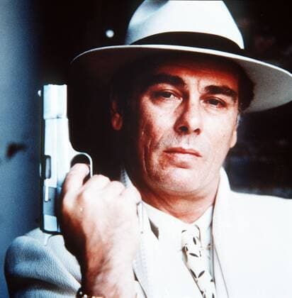 Die Mafiosi-Braut (1988) Die hübsche Witwe eines Mafiosi fällt nicht nur dem Paten ihres Clans ins Auge, sondern auch dem FBI, das ihn ausspionieren und dingfest machen will. Bild: Mafioso Tony (DEAN STOCKWELL) verlangt von seinen Leuten bedingungslose Treue 36054 , 09KPAORF1MA1 UnitedArchives01521