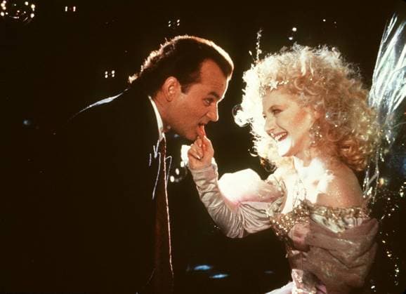 Die Geister, die ich rief... (1988, Scrooged) - Komödien-Star Bill Murray ist der hartherzige Frank Cross (BILL MURRAY), Präsident einer großen TV-Station. Für ihn ist Weihnachten blanker Unfug - außer, man macht eine große Live-Revue im Fernsehen daraus. Doch dann erscheinen ihm drei Geister, die bei Cross eine erstaunliche Veränderung herbeiführen Bild: BILL MURRAY KAREN ALLEN , 12KPASATGEI2 UnitedArchives01938