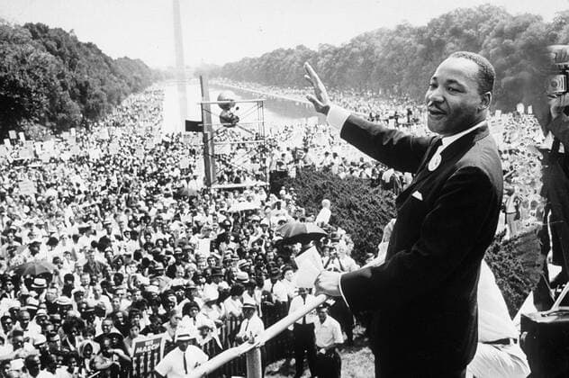 Ikonische Bilder der Zeitgeschichte ... dann war mein Leben nicht umsonst - Martin Luther King (1970 71) Martin Luther King - Attentat ohne Mörder: Am 4. April 1968 tötet eine Kugel den Bürgerrechtler und Friedensnobelpreisträger Martin Luther King (FOTO!). Eine Kugel, deren Herkunft bis heute Rätsel aufgibt. Und das, obwohl der vermeintliche - und mittlerweile gestorbene - Täter James Earl Ray gefaßt war und jahrzehntelang in Haft saß. 18KPAARDEXW UnitedArchives02767