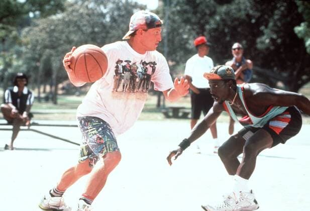 Weiße Jungs bringen s nicht (1992) Auf den öffentlichen Basketball-Plätzen von Los Angeles ist das Spielfieber ausgebrochen. Und dabei geht es auch um jede Menge Geld... Bild: Sidney Deane (WESLEY SNIPES), Billy Hoyle (WOODY HARRELSON) 39593 , 24KPAPROWEI1 UnitedArchives07195