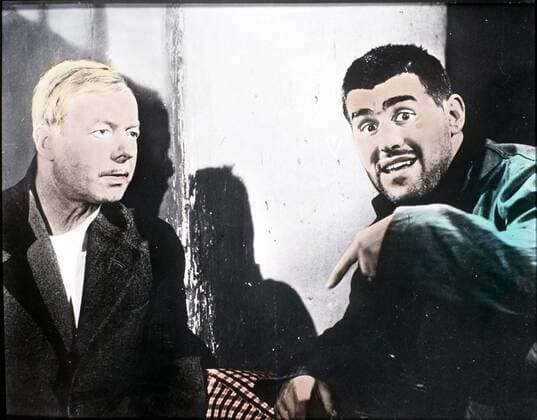 Der Schulfreund (1960) Die Geschichte eines Briefträgers, der im zweiten Weltkrieg als Schulfreund von Göring an den Reichsmarschall schreibt, darauf für verrückt erklärt wird und später Mühe hat, wieder als normal zu gelten. Szene mit Ludwig Fuchs (HEINZ RÜHMANN) und Niedermoser (MARIO ADORF). UnitedArchives08452
