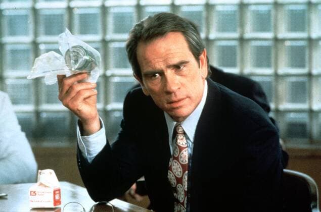 DER KLIENT (1994) Für das symbolische Honorar von einem Dollar übernimmt Anwältin Reggie Love den 11jährigen Mark als Klienten. Und Mark braucht dringend Rechtsbeistand, seit er weiß, wo die Leiche eines von der Mafia ermordeten Senators versteckt ist: Staatsanwalt Foltrigg will ihn mit allen Mitteln zur Aussage zwingen. Bild: Ankläger Roy Foltrigg (TOMMY LEE JONES) 39739 , 01kpaklient1 UnitedArchives10122