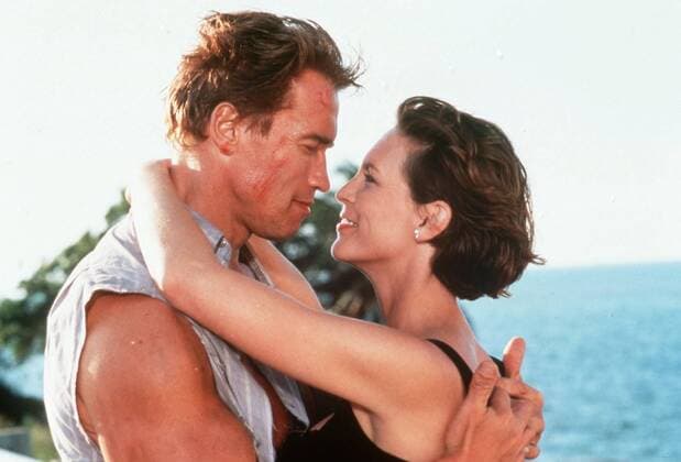 true lies - wahre lügen (1994) Top-Agent Harry Tasker (ARNOLD SCHWARZEN-EGGER) mit seiner Frau Helen (JAMIE LEE CURTIS), der gegenüber er sich als super-spießiger Computerverkäufer ausgibt. 38406 , 04kpatrue3 UnitedArchives10711