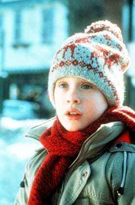 KEVIN - allein zu haus (1990) Der achtjährige Kevin (MACAULAY CULKIN), jüngster Sproß einer kinderreichen Familie, wird beim turbulenten Aufbruch in die Weihnachtsferien glatt zu Hause vergessen. Am Anfang genießt er die Zeit allein zu Hause, doch als zwei Einbrecher planen das Haus auszuräumen, ist Kevins Findigkeit gefragt ... 37391 , 28kpakevin2 UnitedArchives14126