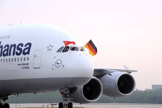 (100902) -- BEIJING, Sept. 2, 2010 (Xinhua) -- Lufthansa s Airbus A380 arrives at Beijing Capital International Airport for the first time in Beijing, capital of China, Sept. 2, 2010. The airplane, Lufthansa s third Airbus A380, will fly from Frankfurt to Beijing regularly. (Xinhua Ma Ruzhuang) (zhs) CHINA-BEIJING-LUFTHANSA-AIRBUS A380 (CN) 