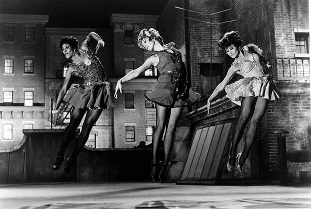 THATS DANCING! (1985) Ein Zusammenschnitt von Tanz- und Gesangsszenen von den Anfängen der Kinematografie über die goldenen Zeiten des Musicals bis zu den Video-Clips der 80er Jahre. Unser Bild: Szene mit PAQULA KELLY, SHIRLEY MacCLAINE und CHITA RIVERA. B361585 , 06kpaDancing UnitedArchives18236