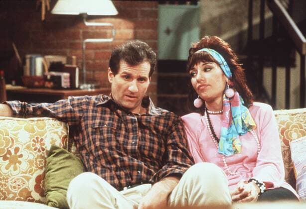 EINE SCHRECKLICH NETTE FAMILIE (1987) Der alljährliche Schuhausverkauf macht Al (ED O NEILL) schwer zu schaffen. Er dreht durch und Peggy (KATEY SAGAL) muss ihn abholen. Sie ist fassungslos, als sie die ärztliche Diagnose hört: Stress! Der Arzt rät Al sich ein Hobby zu suchen, das ihn entspannt. Al beginnt zu gärtnern... 35144-0-52881 , 24kpaFamilie UnitedArchives20580