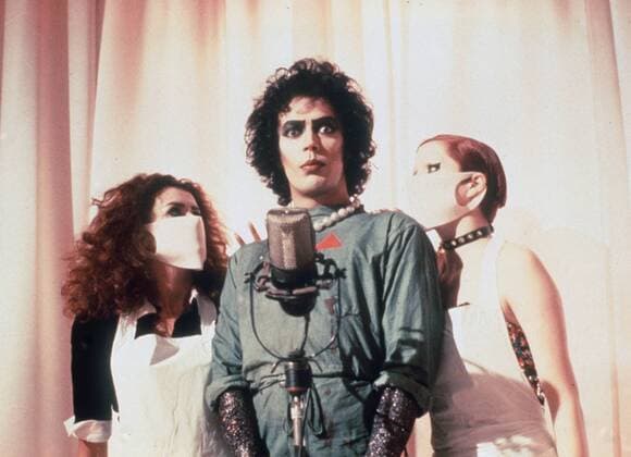 TIM CURRY Tim Curry wurde am 19. April 1946 in Birmingham geboren.Nach dem Studium der Theaterwissenschaft in Cambridge arbeitete er bei der Londoner Produktion des Musicals Hair mit. Am Royal Court Theatre kreierte er die Figur des Frank N. Furter, die er dann für die Broadway- Produktion weiterentwickelte. 1975 wurde die Rocky Horror Picture Show dann verfilmt. Neben seiner Tätigkeit als Film- und Bühnendarsteller komponiert und singt Tim Curry mit seiner Band.Foto: Rocky Horror Picture Show 1975 mit Patricia Quinn (li.) und Nell Campbell (re.). 1361 , TimCurry UnitedArchives21566