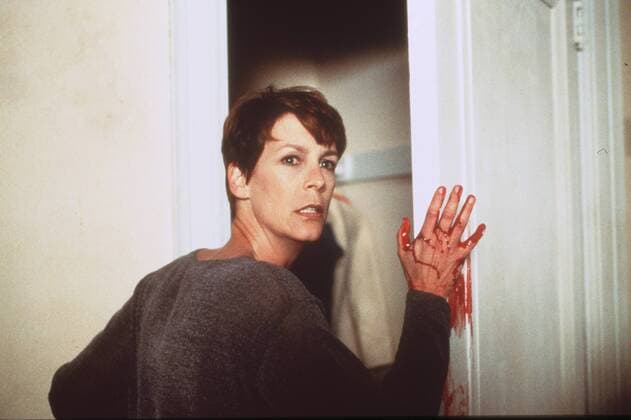 Halloween H20 - 20 Jahre später (USA 1998) Zwanzig Jahre nach ihrer Begegnung mit dem Killer Michael Myers lebt Laurie Strode (JAMIE LEE CURTIS) mit neuer Identität in einer Kleinstadt. Die Vergangenheit hat sie hinter sich gelassen - so denkt sie. Aber Myers taucht wieder auf und hinterlässt erneut eine Spur des Grauens. 41862-0-55703 , 12kpaHallowe UnitedArchives22194