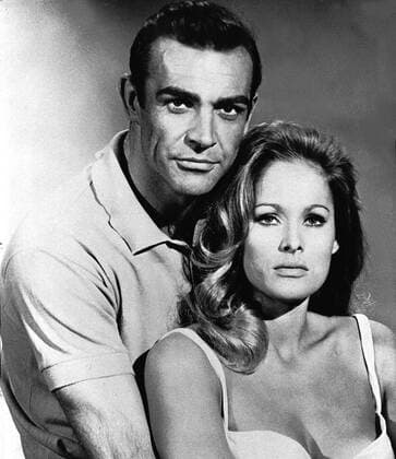 James Bond - 007 Jagt DR. NO England 1962 Regie: Terence Young Bild: SEAN CONNERY u. URSULA ANDRESS (Honey Ryder) DF 74446 UnitedArchives23563