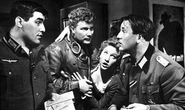 08 15 - In der Heimat (D 1955) MARIO ADORF (Unteroffizier Stann), PETER CARSTEN (Stabsgefreiter Kowalski), HELEN VITA (Lore Schulz), EMMERICH SCHRENK (Hauptmann Schulz) UnitedArchives25004