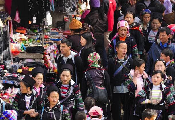 IMAGO Cultures of the world, Schwarze Hmong in Nordvietnam Markt von Sapa oder Sa Pa, Volksgruppe der Schwarzen Hmong, ethnische Minderheit, Nordvietnam, Vietnam, Asien iblgzs01656739