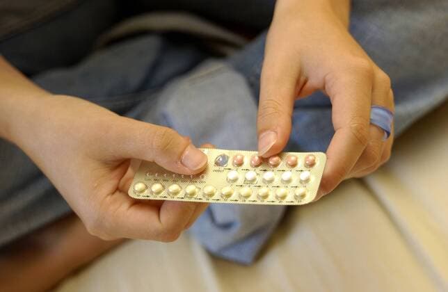 Teenager mit Antibabypillen iblbej01655311
