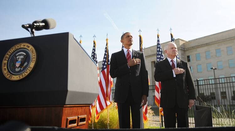 20 Jahre Anschläge vom 11. September: Gedenkkultur in den USA U.S President Barack Obama (L) and Defense Secretary Robert Gates participate in a wreath laying ceremony and moment of silence at the Pentagon Memorial to mark the anniversary of the 9 11 terrorist attacks, in Arlington, Virginia on September 11, 2010.  WAX20100911721