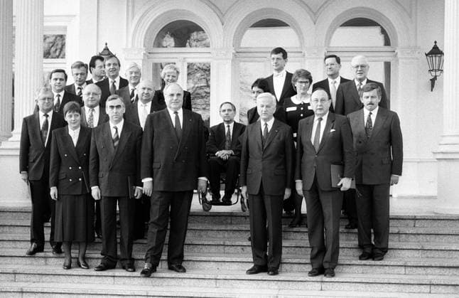 Kabinett um Bundeskanzler Helmut Kohl (vorne Mitte li., Deutschland CDU) 1991 in Bonn. Bundespräsident Richard von Weizsäcker (vorne Mitte re., CDU) und im Rollstuhl Wolfgang Schäuble (CDU)